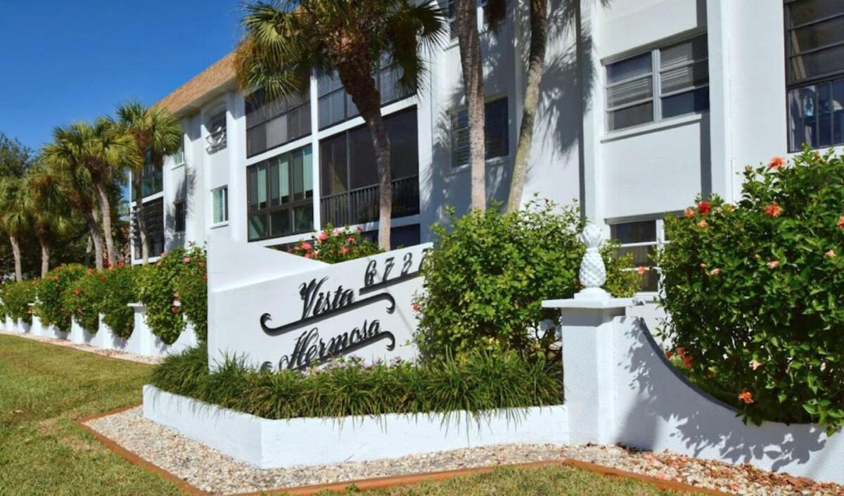 Updated Condo With Pool, Walk To Crescent Beach & Restaurants! サラソータ エクステリア 写真