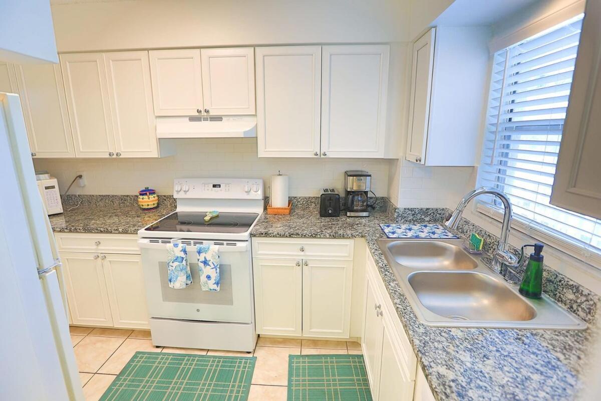 Updated Condo With Pool, Walk To Crescent Beach & Restaurants! サラソータ エクステリア 写真