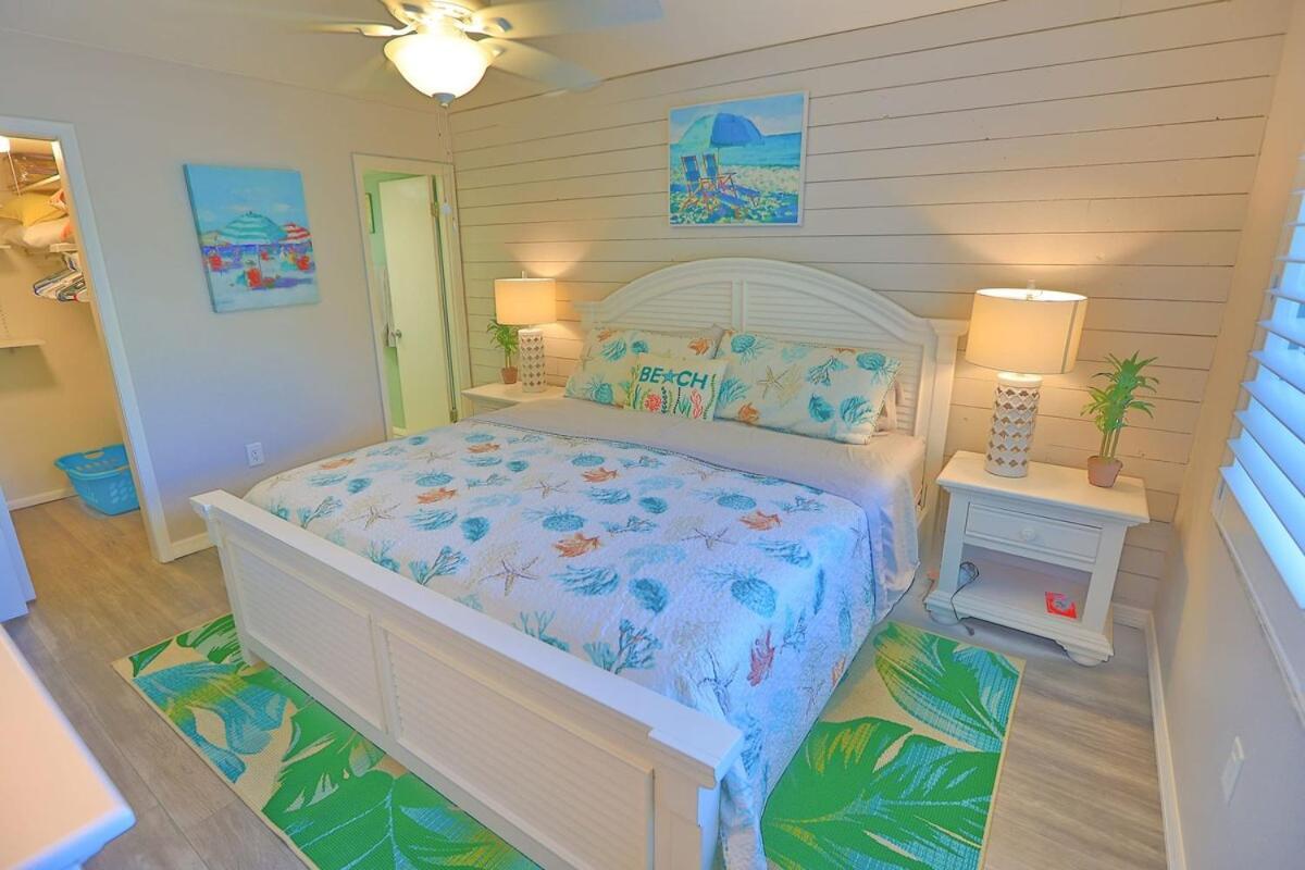 Updated Condo With Pool, Walk To Crescent Beach & Restaurants! サラソータ エクステリア 写真