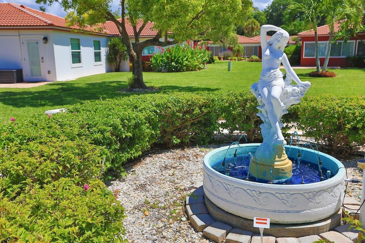 Updated Condo With Pool, Walk To Crescent Beach & Restaurants! サラソータ エクステリア 写真