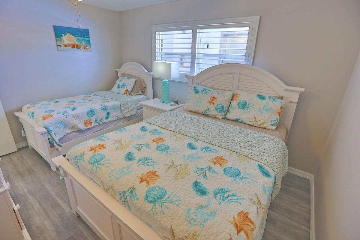 Updated Condo With Pool, Walk To Crescent Beach & Restaurants! サラソータ エクステリア 写真